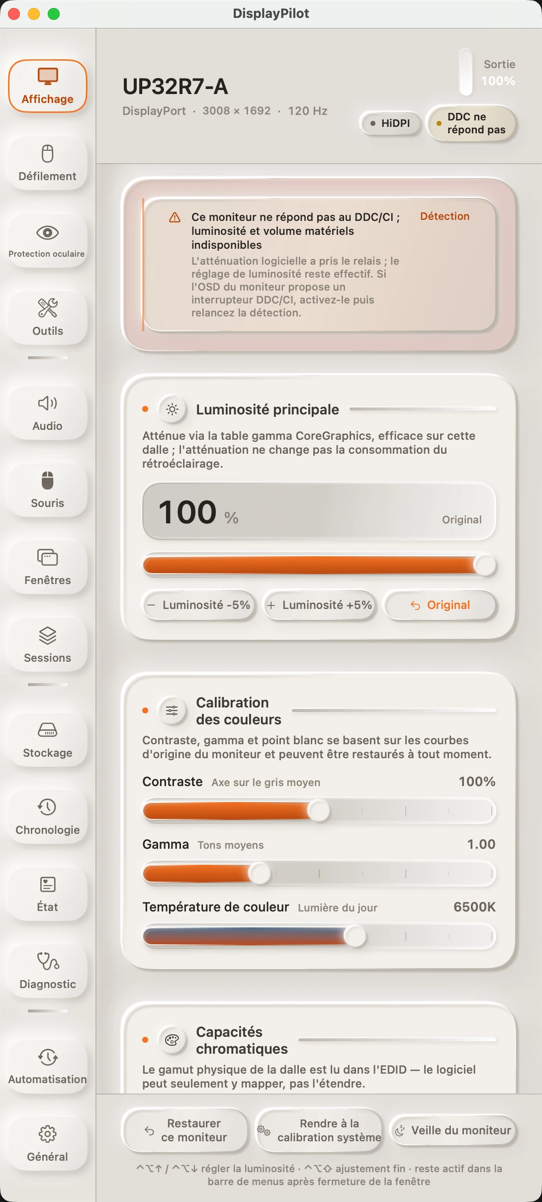 Le panneau « Écran » de DisplayPilot : en haut le modèle du moniteur et les informations de liaison, en dessous le curseur de gradation logicielle, puis les curseurs de contraste, de gamma et de température de couleur de la calibration, ainsi que le triangle de gamut lu dans l'EDID.